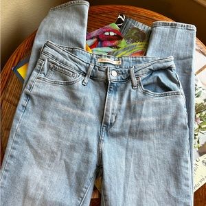 Levi light wash denim jeans -size 28